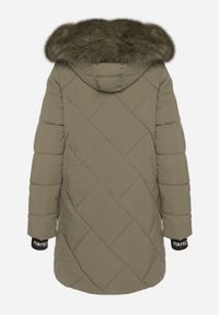 Born2be - Ciemnozielona Pikowana Kurtka z Kapturem z Futrem i Ściągaczami przy Rękawach Dacce. Okazja: na co dzień. Typ kołnierza: kaptur. Kolor: zielony. Materiał: futro. Styl: casual #4
