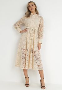 Born2be - Jasnobeżowa Sukienka Eudoreia. Typ kołnierza: kołnierzyk stójkowy. Kolor: beżowy. Wzór: ażurowy, aplikacja. Typ sukienki: rozkloszowane. Materiał: bawełna, materiał, koronka. Długość rękawa: długi rękaw. Sezon: lato. Styl: elegancki, boho. Długość: midi #3