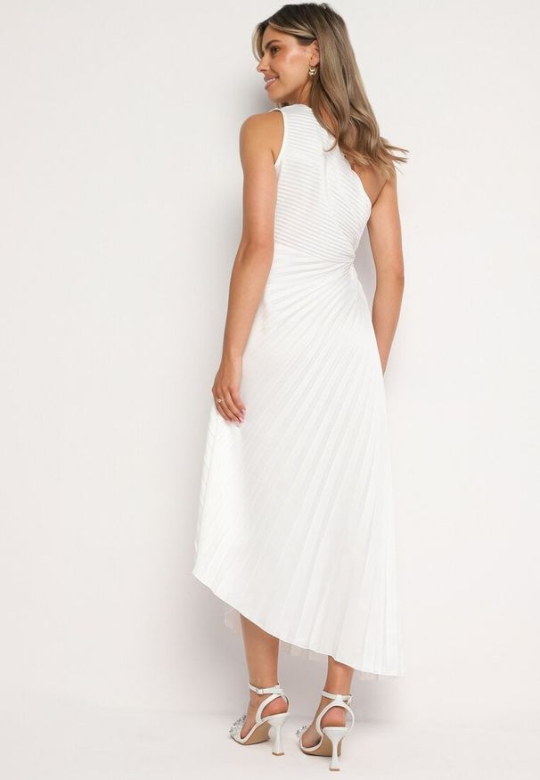 Born2be - Biała Plisowana Sukienka o Asymetrycznym Kroju z Wycięciem i Broszką w Kształcie Kwiatu Lavimas. Okazja: na imprezę. Kolor: biały. Wzór: kwiaty. Typ sukienki: asymetryczne. Styl: wizytowy, elegancki