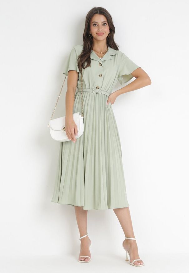 Born2be - Zielona Plisowana Midi Sukienka na Guziki z Paskiem i Klamrą Taretha. Kolor: zielony. Długość: midi