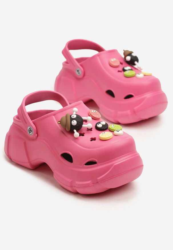 Born2be - Fuksjowe Klapki z Pianki na Platformie Ozdobione Przypinkami Nesallia. Okazja: na co dzień. Kolor: różowy. Materiał: jeans. Wzór: aplikacja. Sezon: lato. Obcas: na platformie. Styl: elegancki, casual