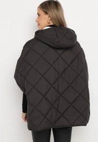 Born2be - Czarna Pikowana Kurtka w Stylu Ponczo z Kieszeniami i Kapturem z Futerkiem Edarria. Okazja: na co dzień. Kolor: czarny. Materiał: futro. Styl: casual, elegancki #3
