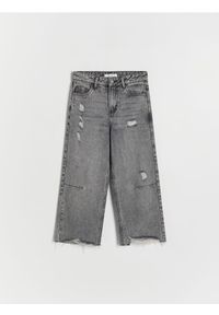 Reserved - Jeansy straight fit z przetarciami - szary. Kolor: szary