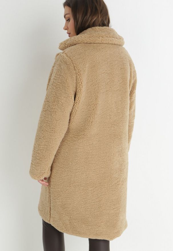 Born2be - Beżowy Płaszcz Futrzany Teddy Gavi. Okazja: na co dzień, na spacer. Kolor: beżowy. Materiał: futro. Sezon: zima. Styl: klasyczny, elegancki, casual