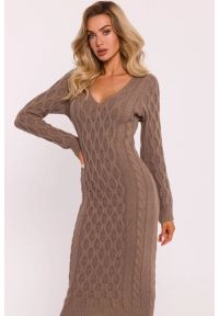 MOE - Sweterkowa sukienka z dekoltem V i modnym splotem beżowa. Okazja: na co dzień. Typ kołnierza: dekolt w kształcie V. Kolor: beżowy. Wzór: ze splotem. Typ sukienki: proste, dopasowane. Materiał: akryl, materiał, nylon. Długość rękawa: długi rękaw. Styl: elegancki, casual. Długość: midi #1