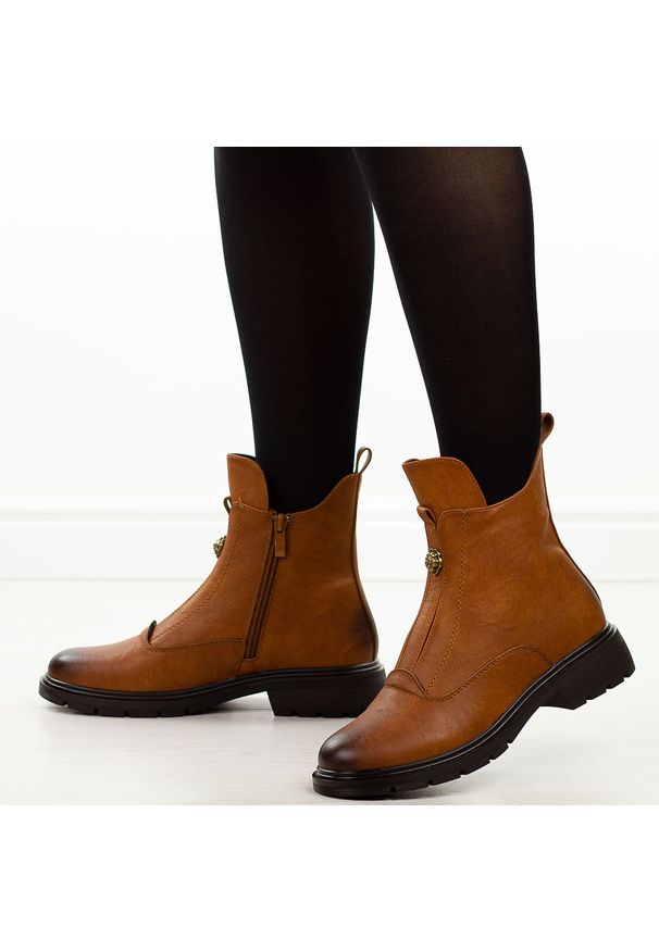 Camelowe botki damskie M.Daszyński 2501-6. Okazja: na co dzień, na spacer. Materiał: skóra. Sezon: zima, jesień. Styl: klasyczny, casual, elegancki