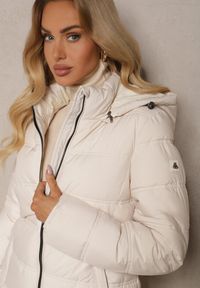 Renee - Jasnobeżowa Prosta Kurtka Pikowana z Kapturem z Możliwością Odpięcia Venilora. Typ kołnierza: kaptur. Kolor: beżowy. Materiał: tkanina. Sezon: zima