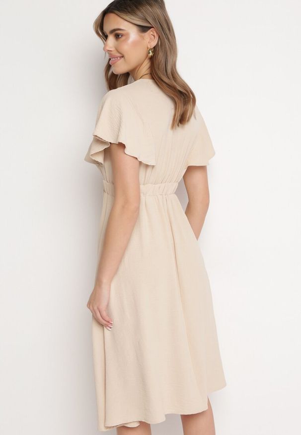 Born2be - Beżowa Sukienka Rozkloszowana Midi z Kopertowym Dekoltem Mirenal. Okazja: na co dzień. Typ kołnierza: dekolt w kształcie V. Kolor: beżowy. Materiał: tkanina. Sezon: lato. Typ sukienki: kopertowe. Styl: casual, elegancki. Długość: midi