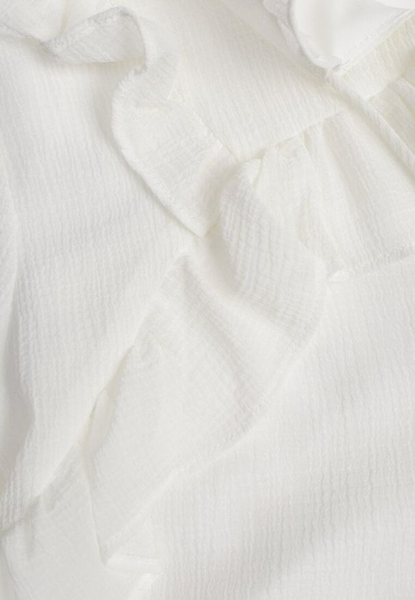 Renee - Biała Bluzka w Stylu Coquette z Falbankami i Wiązaniem przy Szyi Seathrina. Typ kołnierza: kołnierz z falbankami. Kolor: biały. Materiał: poliester, jeans