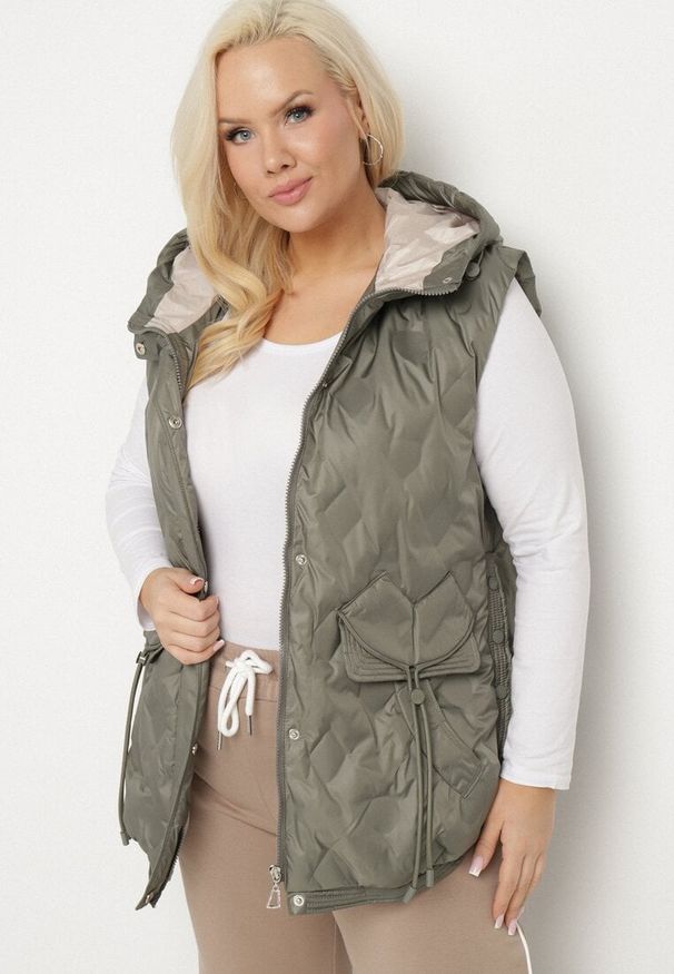 Born2be - Zielona Kamizelka Pikowana z Ozdobnymi Kieszonkami z Kapturem Embia. Okazja: na spacer, na co dzień. Typ kołnierza: kaptur. Kolekcja: plus size. Kolor: zielony. Materiał: jeans. Sezon: jesień. Styl: elegancki, casual