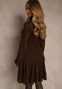 Renee - Brązowa Sukienka ze Stójką z Koronki Zdobiona Wiązaniem w Talii i Falbanami Elarassa. Typ kołnierza: kołnierzyk stójkowy. Kolor: brązowy. Materiał: koronka. Długość rękawa: na ramiączkach. Wzór: koronka, aplikacja. Styl: rockowy #3