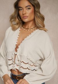 Renee - Beżowa Bluzka z Bawełny Zdobiona Ażurowymi Wstawkami i Wiązaniem Galazerra. Okazja: na co dzień. Typ kołnierza: dekolt w kształcie V. Kolor: beżowy. Materiał: bawełna. Wzór: aplikacja, ażurowy. Styl: elegancki, casual