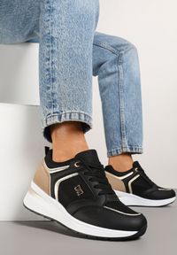 Born2be - Czarne Sneakersy na Koturnie z Metalicznymi Ozdobami Lavselia. Okazja: na co dzień. Kolor: czarny. Materiał: jeans. Wzór: aplikacja. Obcas: na koturnie