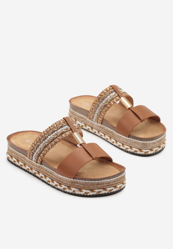 Born2be - Brązowe Klapki w Stylu Boho Zdobione Plecionką i Metaliczną Nicią Vileldi. Okazja: na spacer. Kolor: brązowy. Materiał: len. Wzór: aplikacja. Obcas: na obcasie. Styl: boho. Wysokość obcasa: niski
