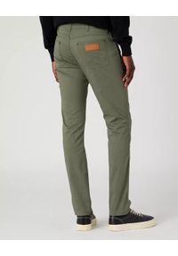 Wrangler - WRANGLER LARSTON MĘSKIE SPODNIE MATERIAŁOWE DUSTY OLIVE W18SEAX45 112330756. Materiał: materiał