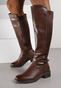 Renee - Brązowe Kozaki Typu Oficerki z Klamrą na Pasku Esillea. Okazja: na co dzień. Zapięcie: klamry. Kolor: brązowy. Materiał: jeans. Sezon: jesień. Styl: casual #3