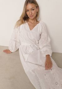 Born2be - Biała Bawełniana Sukienka Boho z Paskiem Haftem i Ażurowymi Wstawkami Orilise. Okazja: na co dzień, na randkę, do pracy. Kolor: biały. Materiał: bawełna. Długość rękawa: długi rękaw. Wzór: ażurowy, haft. Typ sukienki: proste. Styl: boho #5