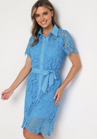 Born2be - Niebieska Koszulowa Sukienka Koronkowa z Wiązanym Paskiem Sachaela. Kolor: niebieski. Materiał: koronka. Typ sukienki: koszulowe. Długość: midi