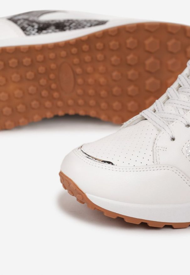 Born2be - Białe Sneakersy z Ozdobnym Paskiem na Cholewce Vilani. Okazja: na co dzień. Zapięcie: pasek. Kolor: biały. Szerokość cholewki: normalna