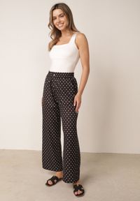 Born2be - Czarne Spodnie Casual w Groszki z Szerokimi Nogawkami i Wysokim Stanem Soleano. Okazja: na co dzień. Stan: podwyższony. Kolekcja: plus size. Kolor: czarny. Materiał: koronka. Długość: długie. Wzór: grochy. Styl: casual #2