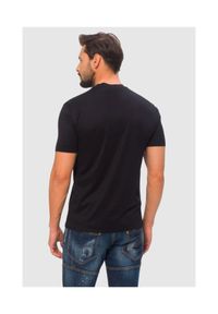 Emporio Armani - EMPORIO ARMANI Granatowy t-shirt męski ze srebrnym logo. Kolor: niebieski. Materiał: prążkowany. Wzór: aplikacja