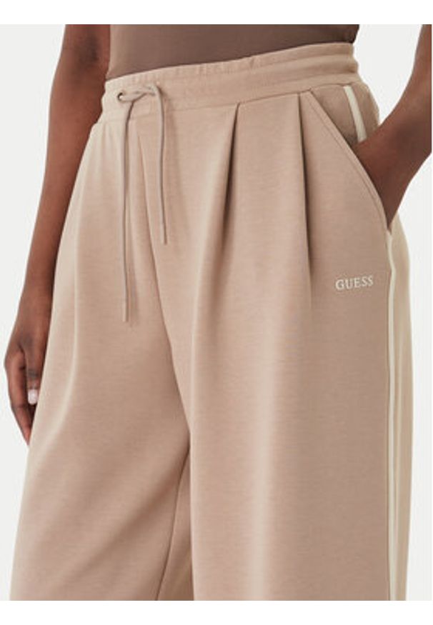 Guess Spodnie dresowe V6GB01 K2914 Beżowy Wide Leg. Kolor: beżowy. Materiał: syntetyk