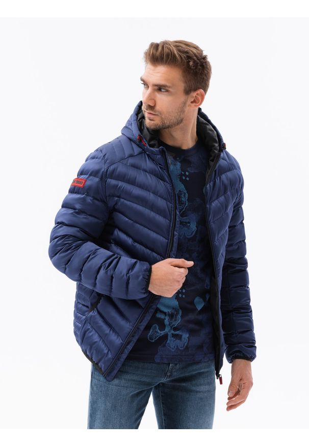 Ombre Clothing - Sportowa pikowana męska kurtka o satynowym wykończeniu – ciemnoniebieska V11 - Rozmiar: S. Okazja: na co dzień. Typ kołnierza: kołnierzyk stójkowy. Kolor: niebieski. Materiał: satyna. Długość: długie. Wzór: aplikacja. Styl: sportowy