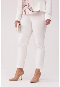 Moda Size Plus Iwanek - Eleganckie biznesowe spodnie Amelia w kolorze ecru PLUS SIZE XXL OVERSIZE WIOSNA. Okazja: na spotkanie biznesowe. Kolekcja: plus size. Materiał: materiał, tkanina, poliester, elastan. Długość: do kostek. Sezon: wiosna. Styl: elegancki, biznesowy #1