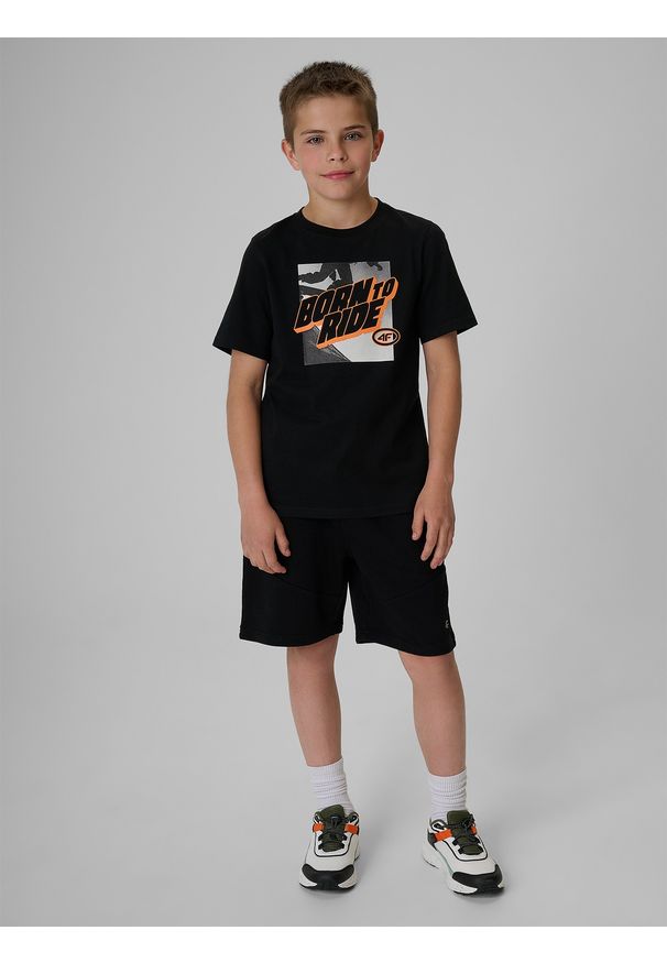 4f - 4F T-shirt regular z nadrukiem chłopięcy - czarny 140 (9-10 lat). Okazja: na co dzień. Kolor: czarny. Materiał: materiał, bawełna, skóra, dzianina. Wzór: nadruk. Sezon: lato. Styl: klasyczny, casual