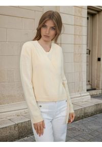 Sinsay - Kopertowy sweter z wiązaniem - kremowy. Kolor: kremowy #1