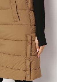 Born2be - Beżowa Długa Pikowana Kamizelka Zapinana na Napy i Suwak Ishtar. Kolor: beżowy. Długość: długie #5