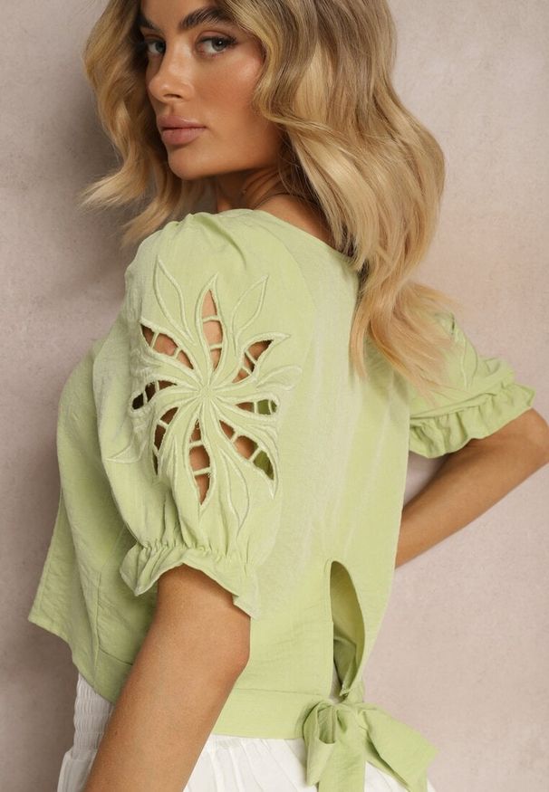 Renee - Jasnozielona Bluzka z Dodatkiem Wiskozy Wykończona Wiązaniem i Marszczonymi Rękawami Nestarose. Okazja: na co dzień. Typ kołnierza: dekolt w łódkę. Kolor: zielony. Materiał: wiskoza. Styl: elegancki, casual