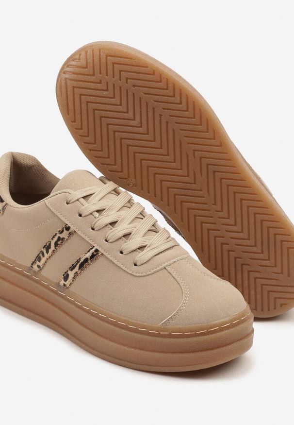 Renee - Ciemnobeżowe Sneakersy na Tłoczonej Platformie Ozdobione Paskami Felainora. Okazja: na spacer, na co dzień. Zapięcie: pasek. Kolor: beżowy. Wzór: aplikacja. Obcas: na platformie. Sport: turystyka piesza