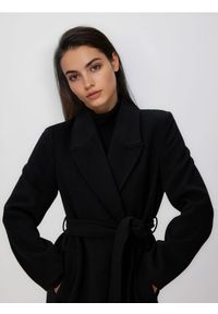 Reserved - Płaszcz z wiązanym paskiem - czarny. Kolor: czarny. Materiał: tkanina, wełna