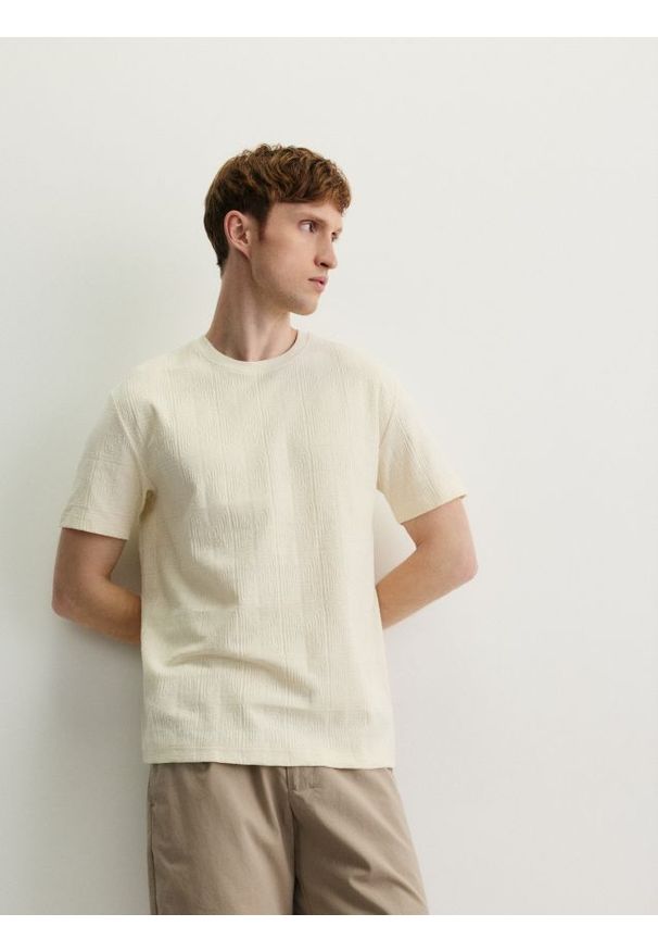 Reserved - Strukturalny t-shirt comfort fit - złamana biel. Materiał: bawełna