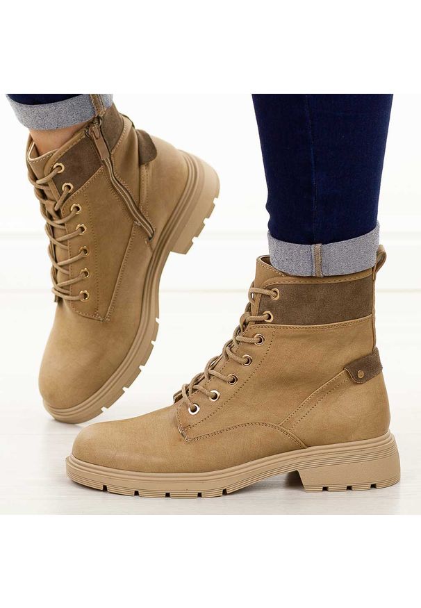 Beżowe botki damskie M.Daszyński 2501-3. Nosek buta: okrągły. Zapięcie: sznurówki. Kolor: beżowy. Materiał: skóra. Sezon: zima, jesień. Obcas: na obcasie