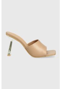 Truffle Collection klapki Crete damskie kolor beżowy na szpilce. Kolor: beżowy. Materiał: materiał. Wzór: gładki. Obcas: na szpilce. Wysokość obcasa: średni #1