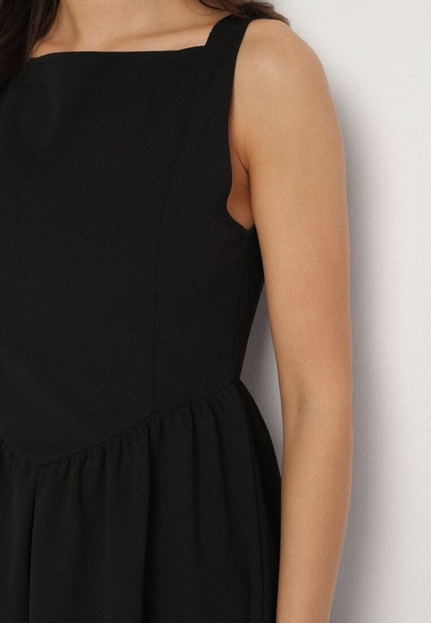 Born2be - Czarna Koktajlowa Rozkloszowana Sukienka z Wiskozą Tilavelle. Okazja: na imprezę. Kolor: czarny. Materiał: wiskoza. Sezon: lato. Typ sukienki: rozkloszowane, proste. Styl: wizytowy