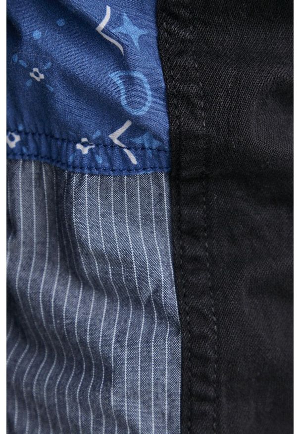 Desigual - Koszula bawełniana. Okazja: na co dzień. Typ kołnierza: kołnierzyk klasyczny. Kolor: czarny. Materiał: bawełna. Styl: klasyczny, casual