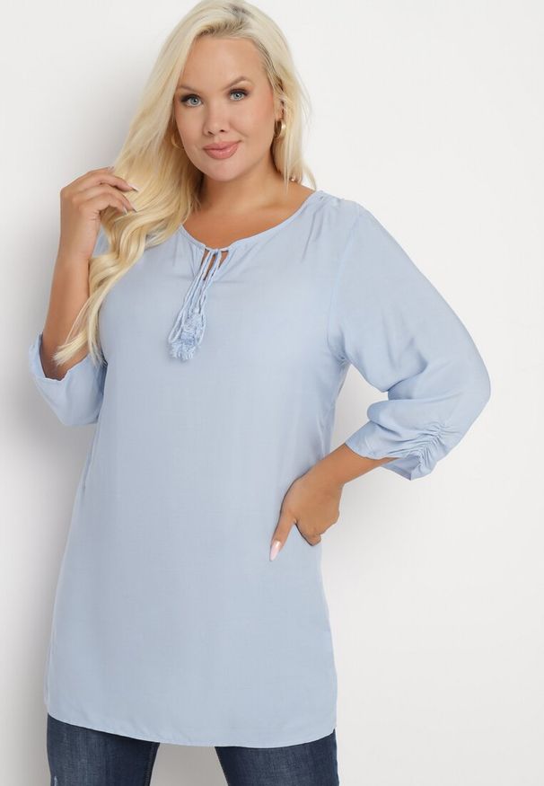 Born2be - Jasnoniebieska Wiązana Tunika Ozdobiona Troczkami Eviras. Okazja: na co dzień. Kolor: niebieski. Materiał: jeans, skóra. Wzór: aplikacja. Styl: elegancki, casual