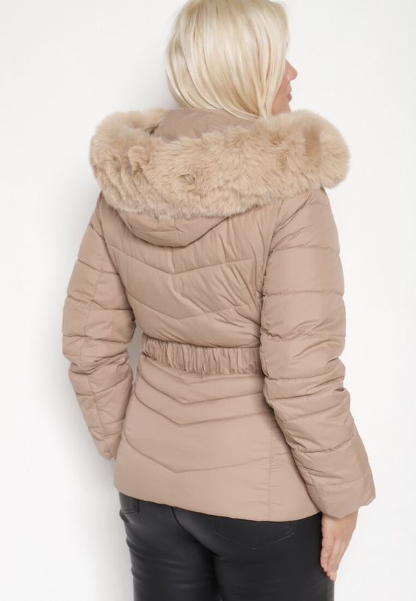 Born2be - Ciemnobeżowa Pikowana Kurtka Zimowa z Paskiem i Kapturem z Futrem z Możliwością Odpięcia Toriella. Okazja: na co dzień. Kolekcja: plus size. Kolor: beżowy. Długość: długie. Wzór: aplikacja. Materiał: futro. Długość rękawa: długi rękaw. Sezon: zima. Styl: wizytowy, elegancki, casual