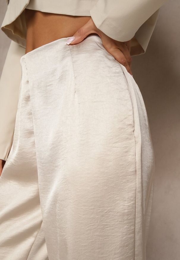 Renee - Beżowe Eleganckie Spodnie o Szerokim Kroju z Satynowym Połyskiem Lionea. Okazja: na spotkanie biznesowe, na co dzień. Kolor: beżowy. Materiał: satyna. Styl: elegancki