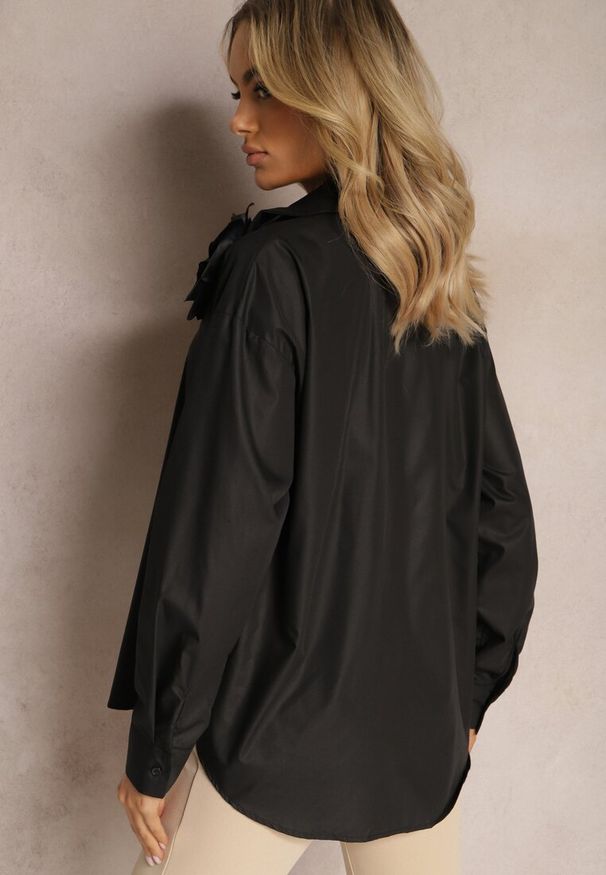 Renee - Czarna Koszula o Klasycznym Kroju z Aplikacją w Kształcie Kwiatów Neobba. Kolor: czarny. Materiał: jeans. Wzór: kwiaty, aplikacja. Styl: klasyczny