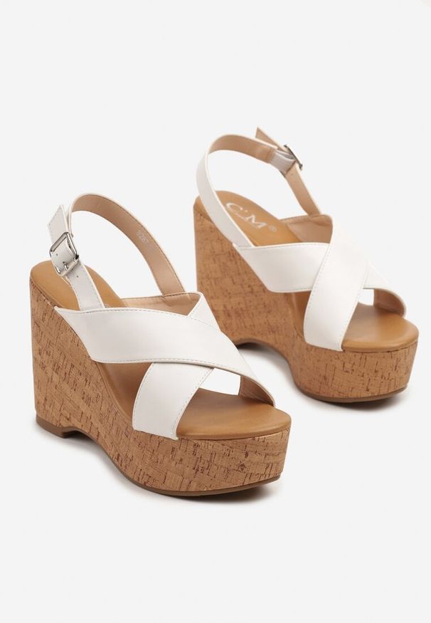 Born2be - Białe Sandały na Koturnie ze Skrzyżowanymi Paskami Lorlexia. Okazja: na co dzień. Zapięcie: pasek. Kolor: biały. Wzór: paski. Sezon: lato. Obcas: na koturnie. Styl: casual, elegancki, klasyczny