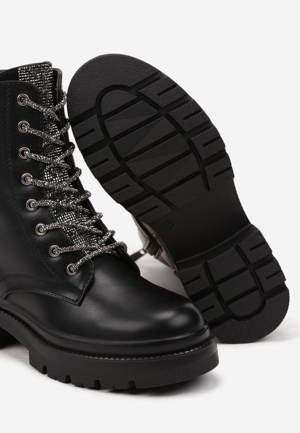 Born2be - Czarne Sznurowane Botki z Metalicznym Akcentem Aresira. Okazja: na co dzień. Zapięcie: sznurówki. Kolor: czarny. Materiał: wełna, jeans, skóra. Styl: klasyczny, casual, elegancki