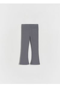 Reserved - Spodnie flare z kieszenią - ciemnoszary. Kolor: szary. Materiał: bawełna, dzianina, prążkowany