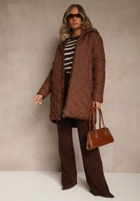 Renee - Brązowa Pikowana Kurtka Dwustronna o Długim Kroju z Kapturem Olettia. Typ kołnierza: kaptur. Kolor: brązowy. Materiał: jeans, futro, poliester. Długość: długie. Styl: sportowy #4