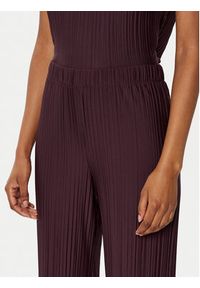 Gina Tricot Spodnie materiałowe 23460 Bordowy Regular Fit. Kolor: czerwony. Materiał: syntetyk #4