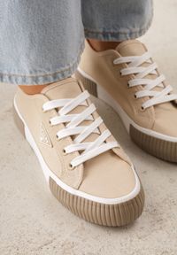 Born2be - Beżowe Trampki VICES na Grubej Podeszwie z Tłoczeniami z Trójkątną Aplikacją Bolirea. Nosek buta: okrągły. Zapięcie: sznurówki. Kolor: beżowy. Materiał: materiał. Wzór: aplikacja. Obcas: na obcasie. Wysokość obcasa: niski #3