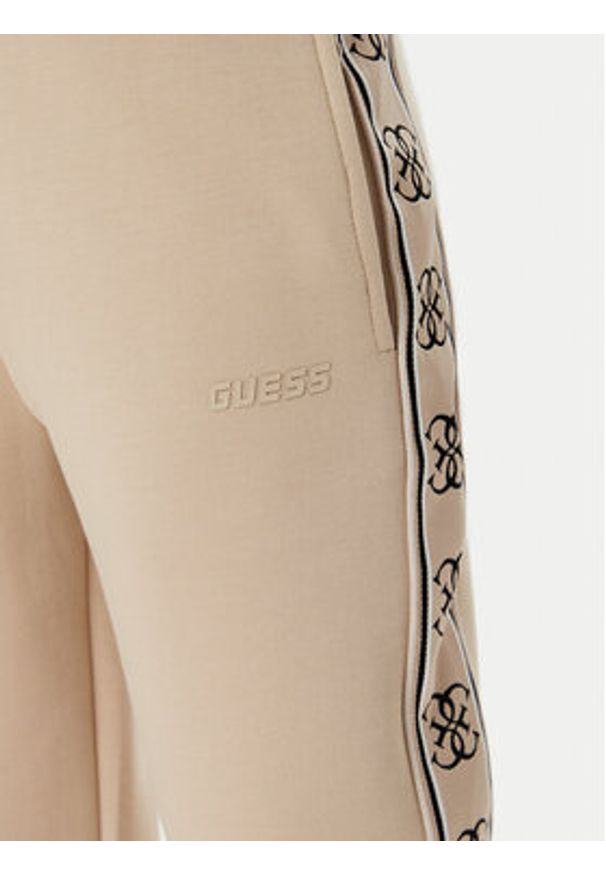 Guess Spodnie dresowe V2YB15 KB3P2 Beżowy Regular Fit. Kolor: beżowy. Materiał: syntetyk